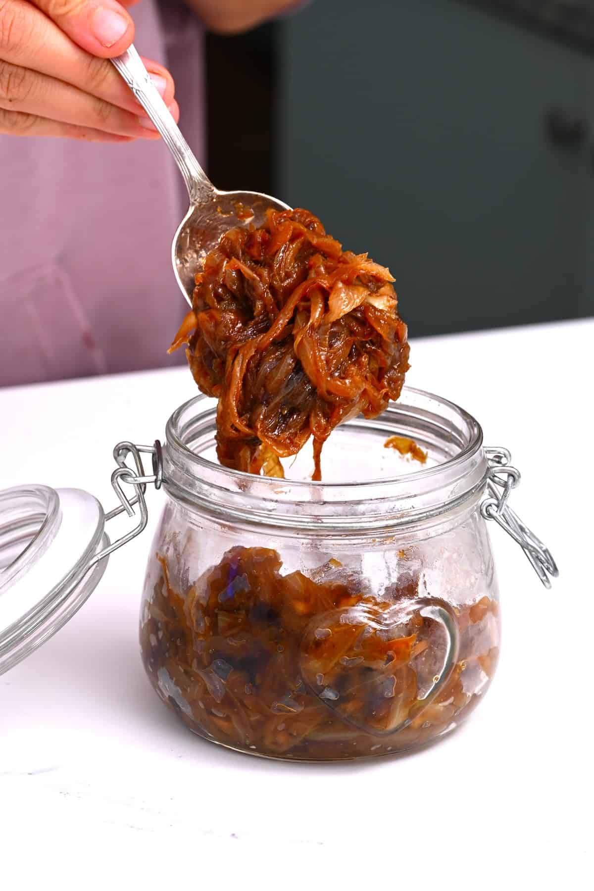 Placing caramelized onions in a jar