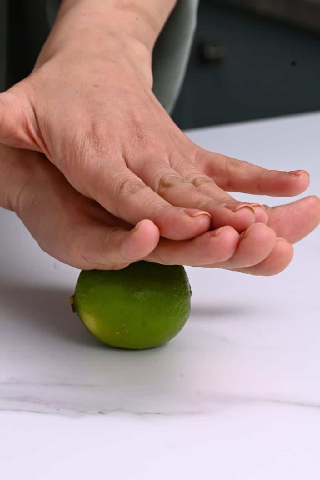 How to juice a lime 6 methods with without juicer freeze it