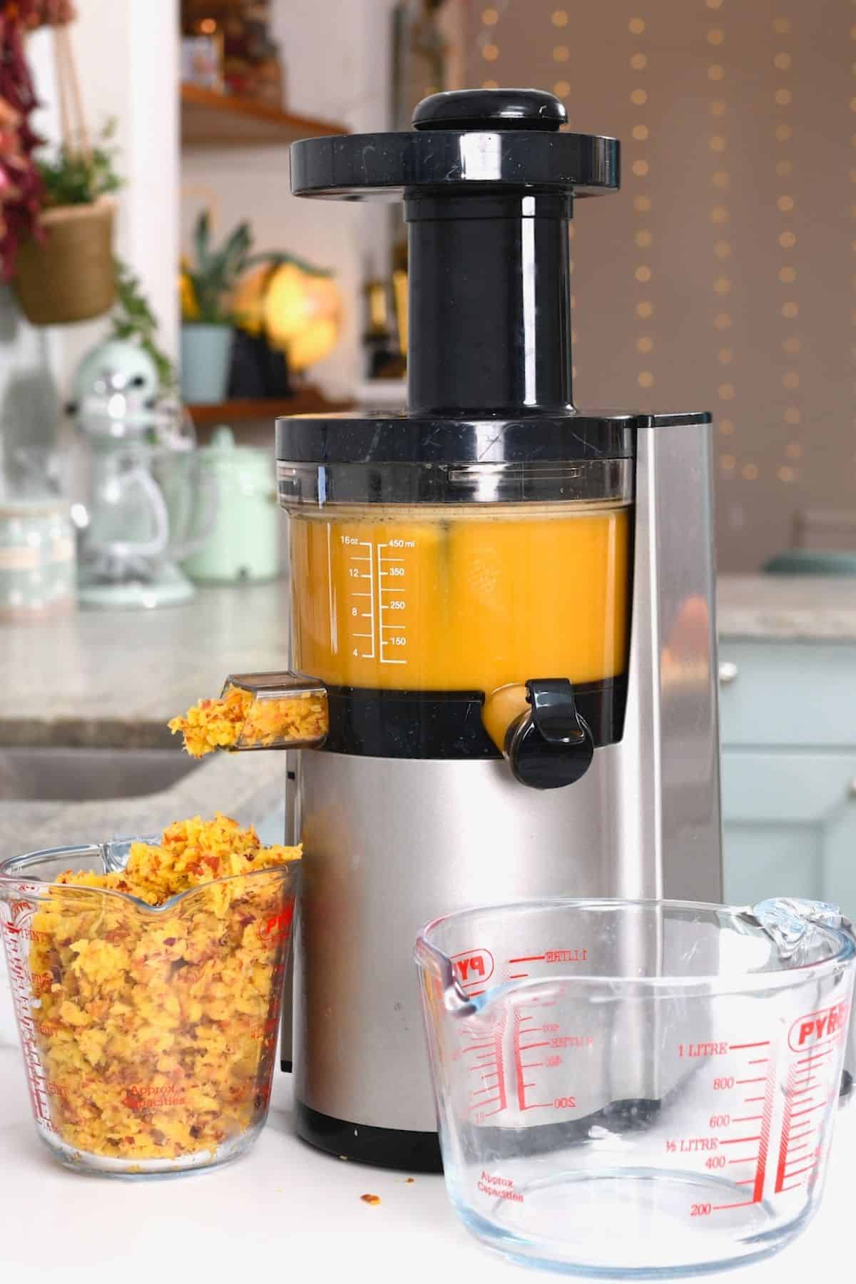 Juicing peaches with a juicer