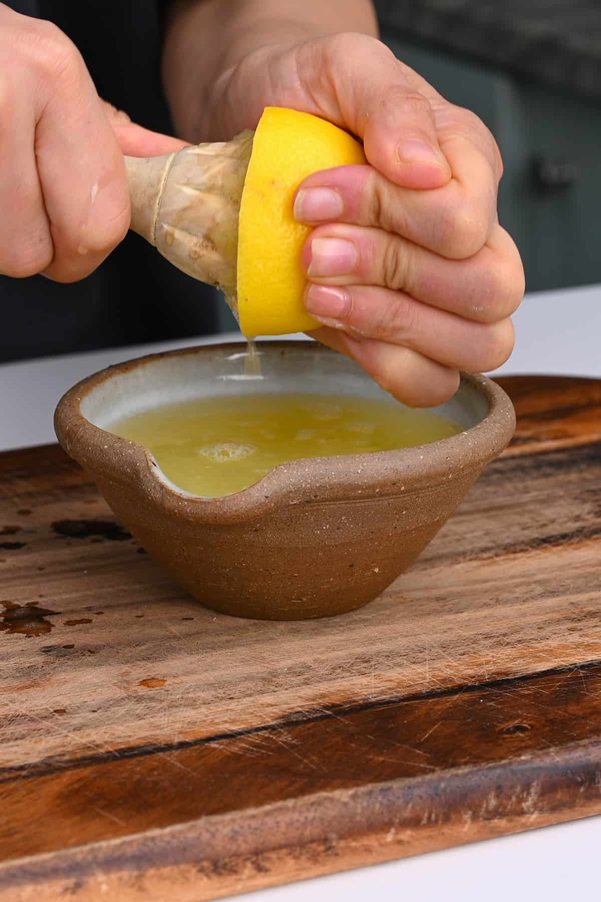 Manually juicing a lemon
