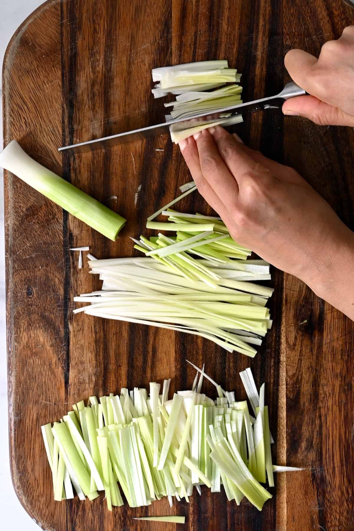 Cutting leeks into thin slices
