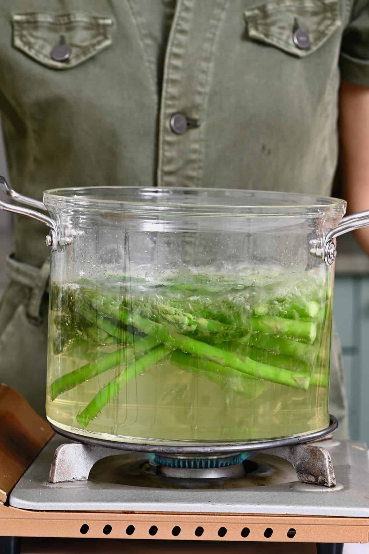 Boiling asparagus in a pot