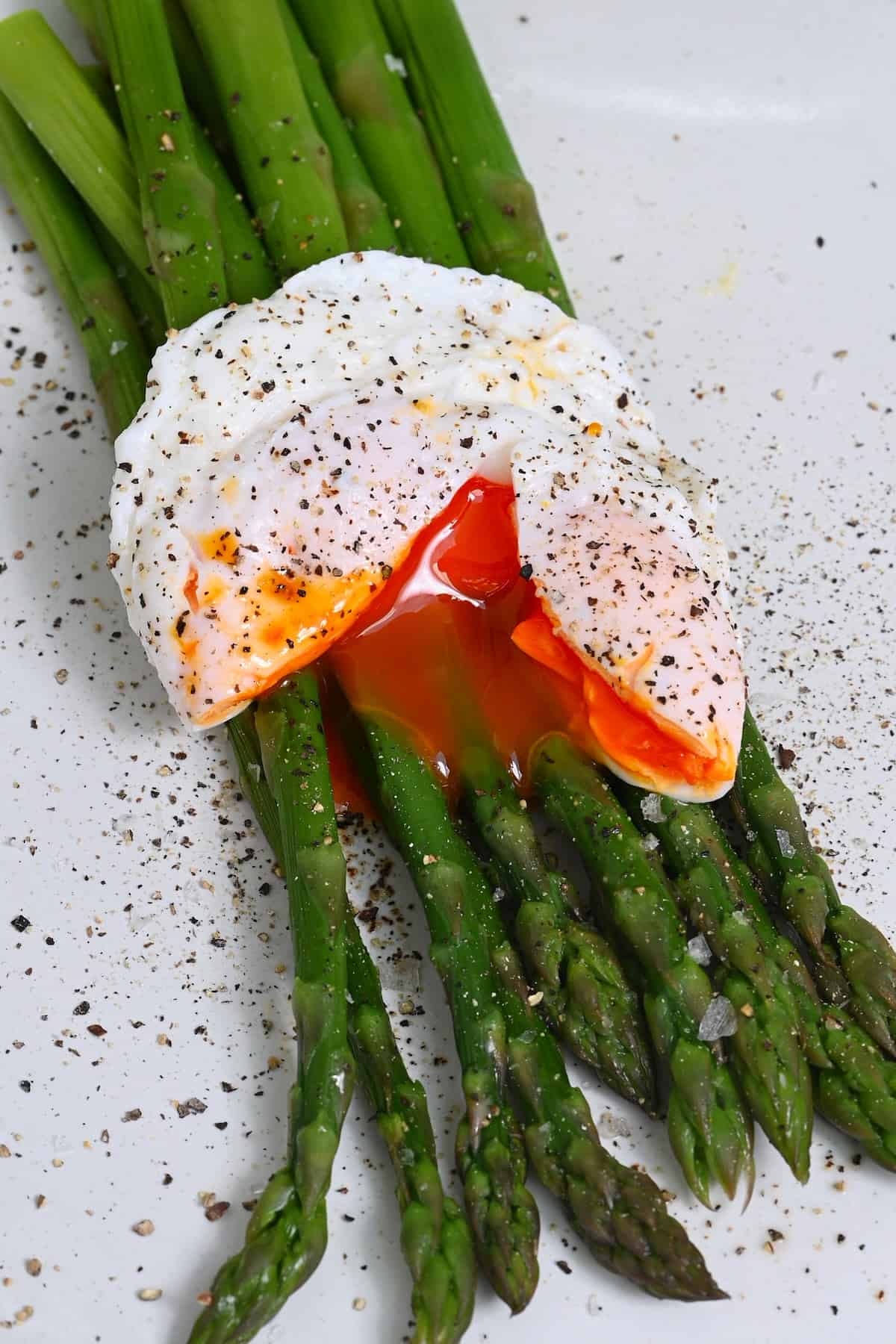 Cooked asparagus served with poached egg