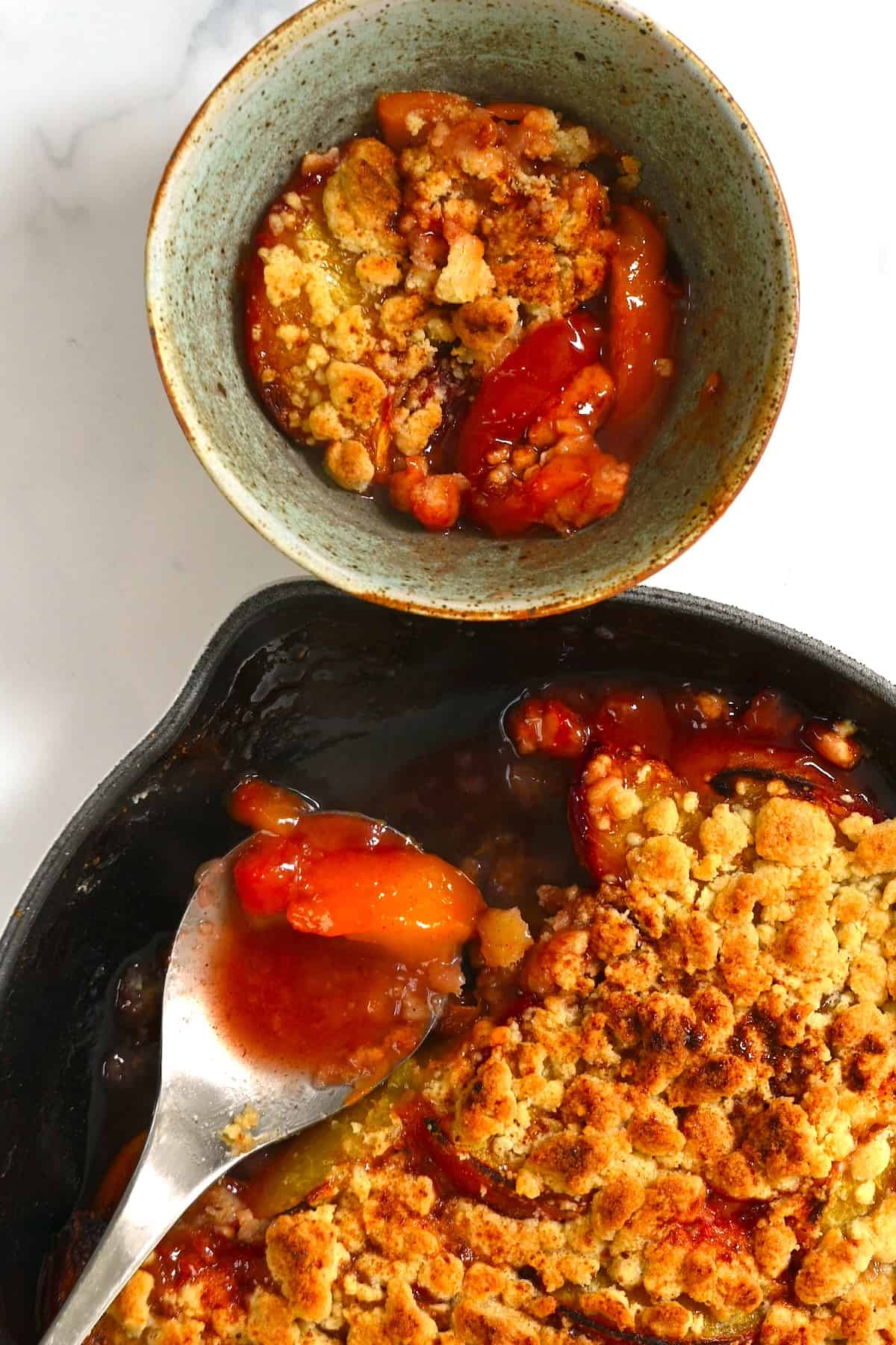 A serving of peach crumble