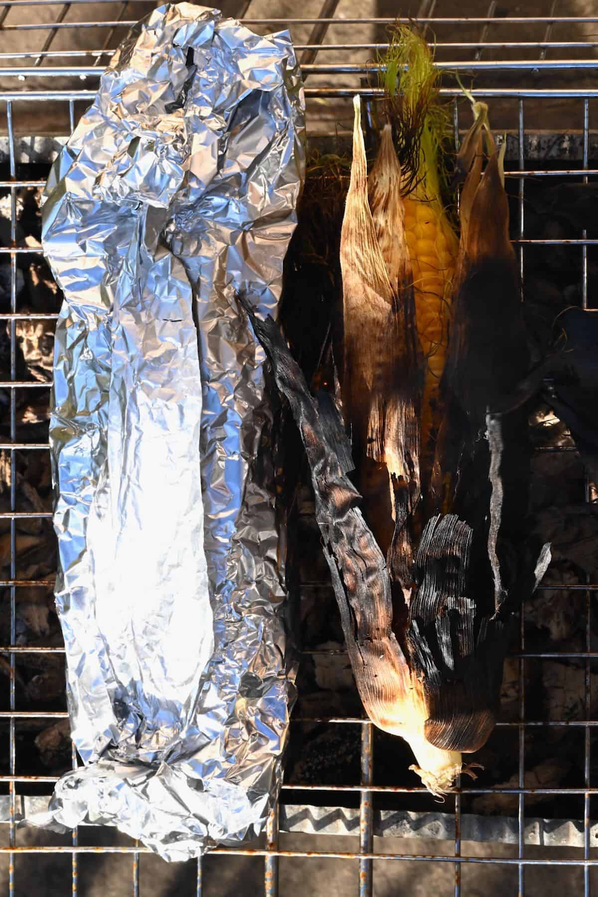 Grilling corn on the cob in foil and in the husk
