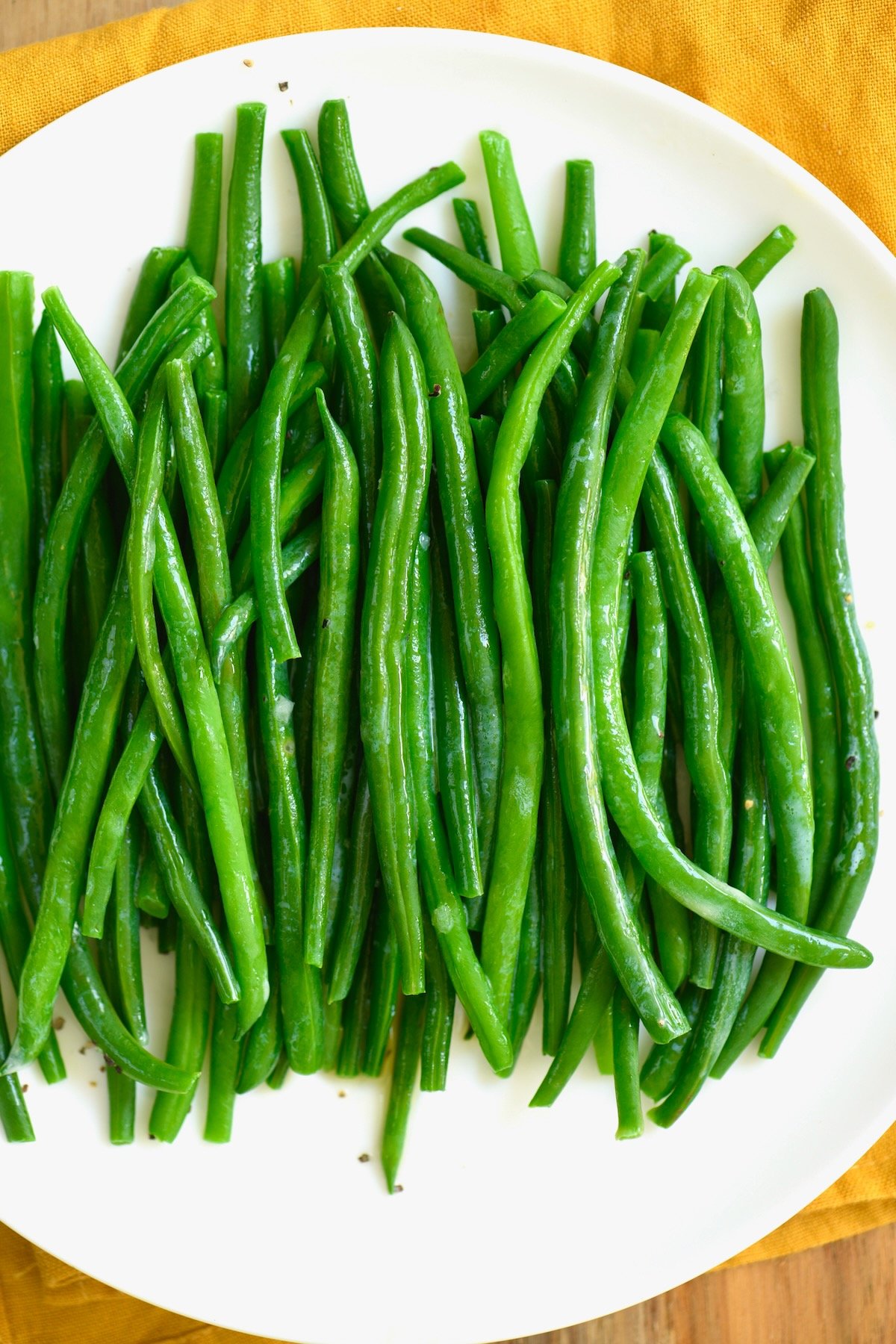 Boiled green beans topped with salt