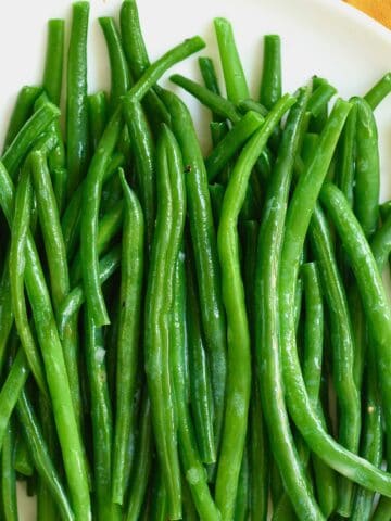 Boiled green beans topped with salt
