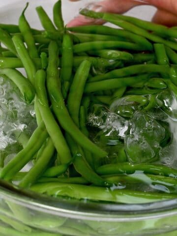 Cooling green beans in an ice bath