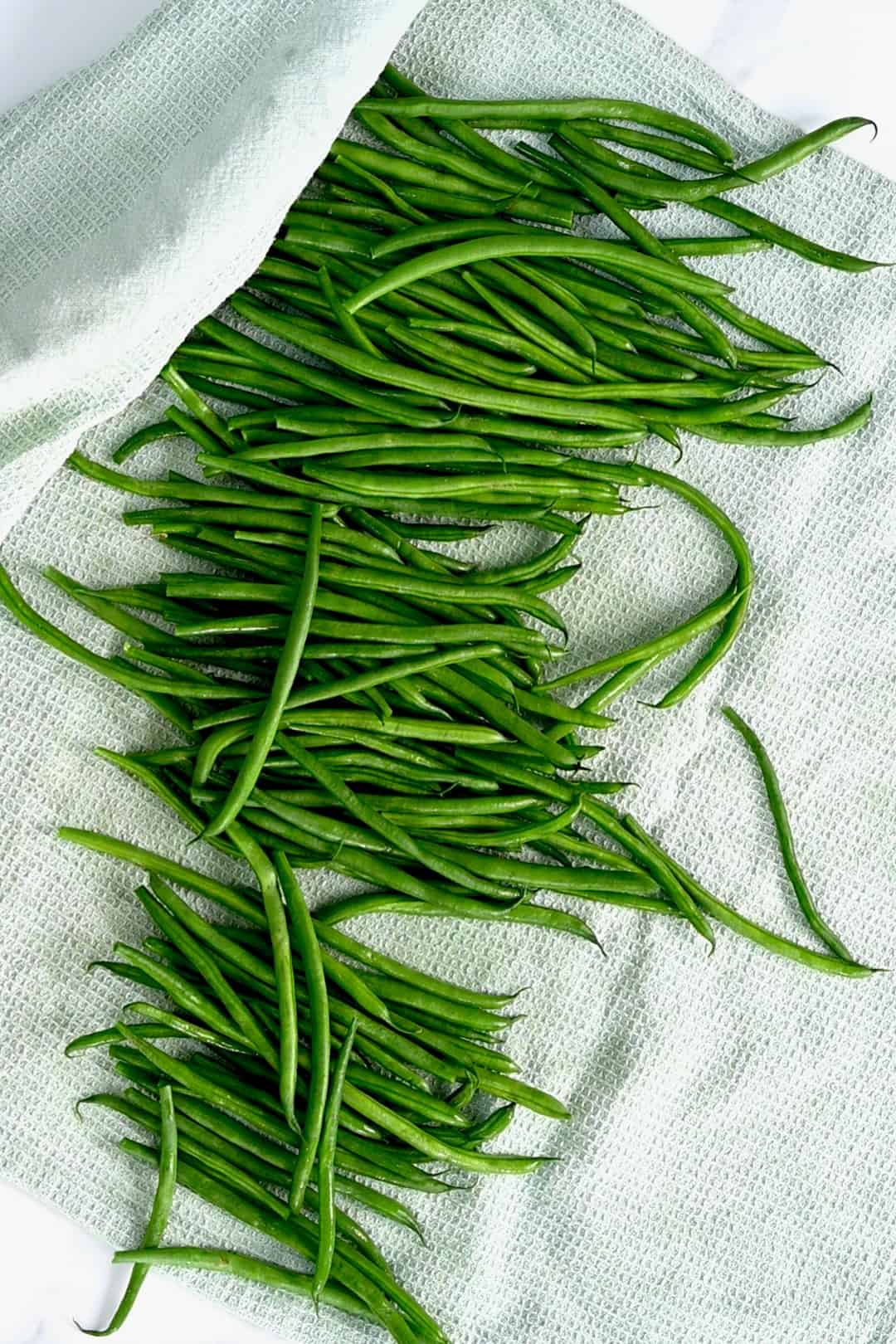 Drying green beans with a towel