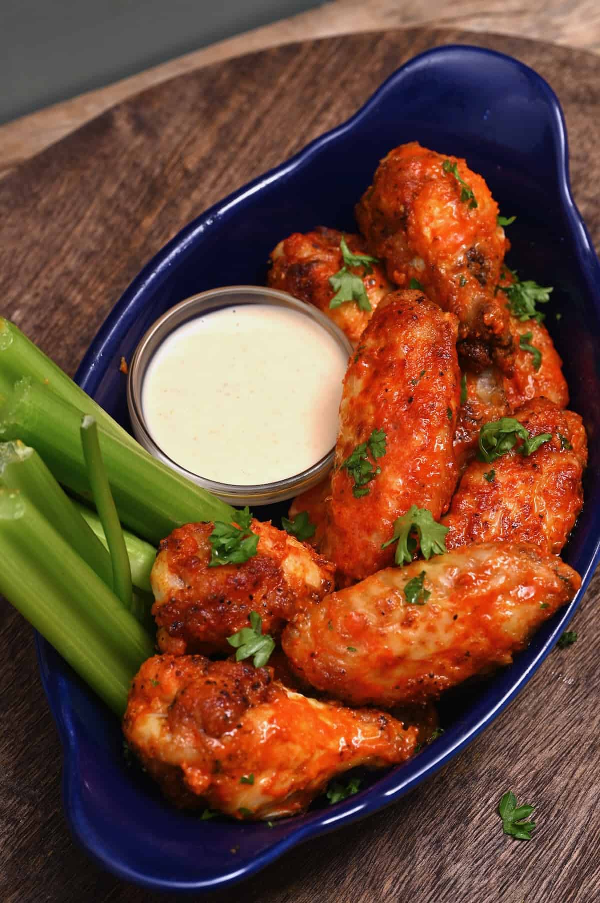 Chicken wings with celeri and alabama white sauce