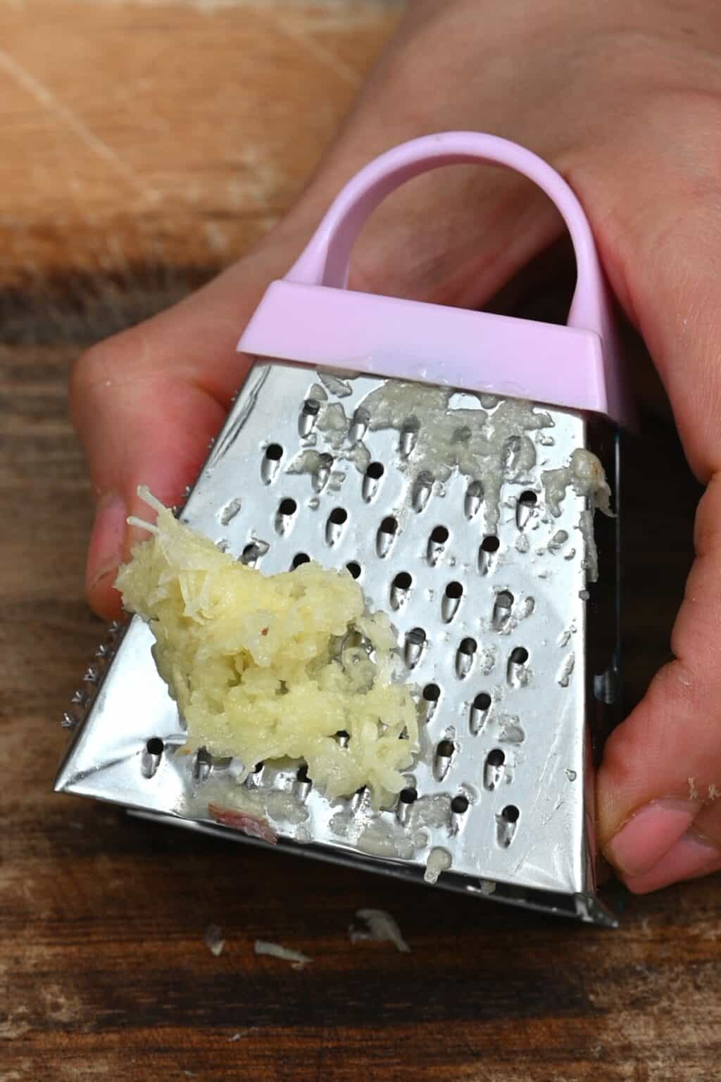 How To Crush, Chop, And Mince Garlic Alphafoodie