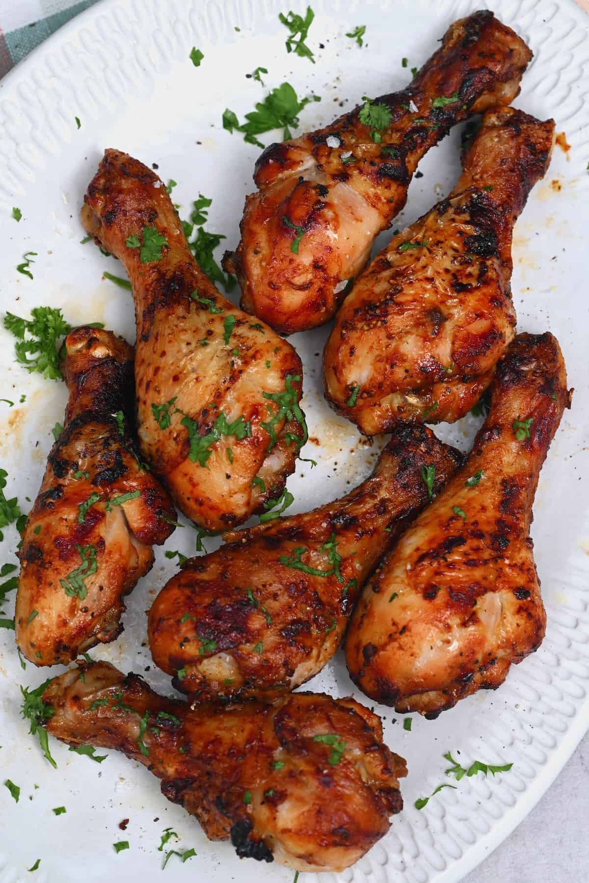 Chicken drumsticks topped with parsley