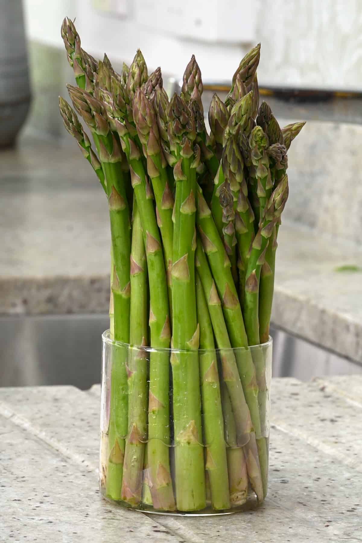 A bunch of asparagus in a small cup