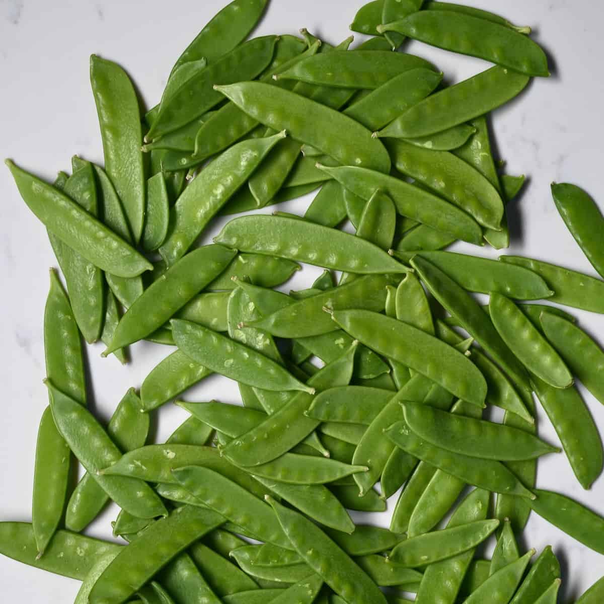 A bunch of snow peas
