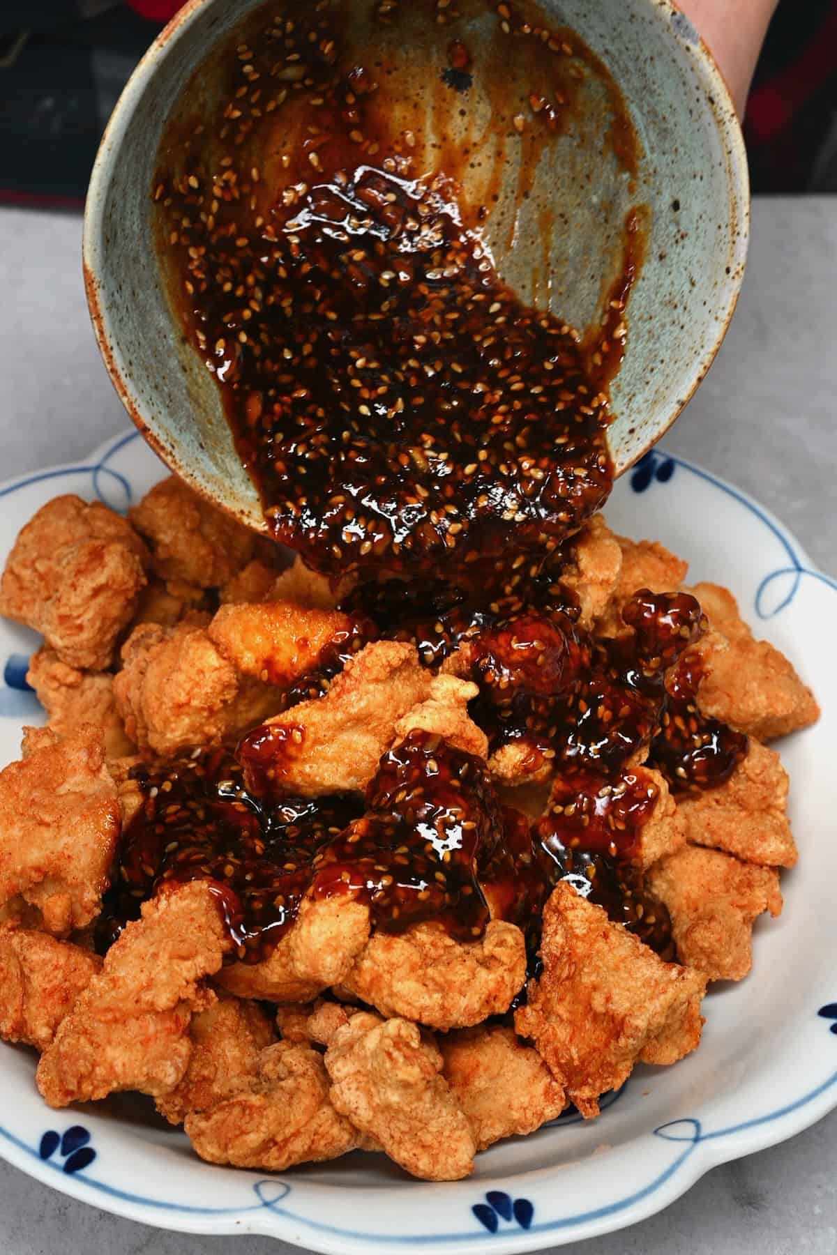 Mixing fried chicken with sesame sauce