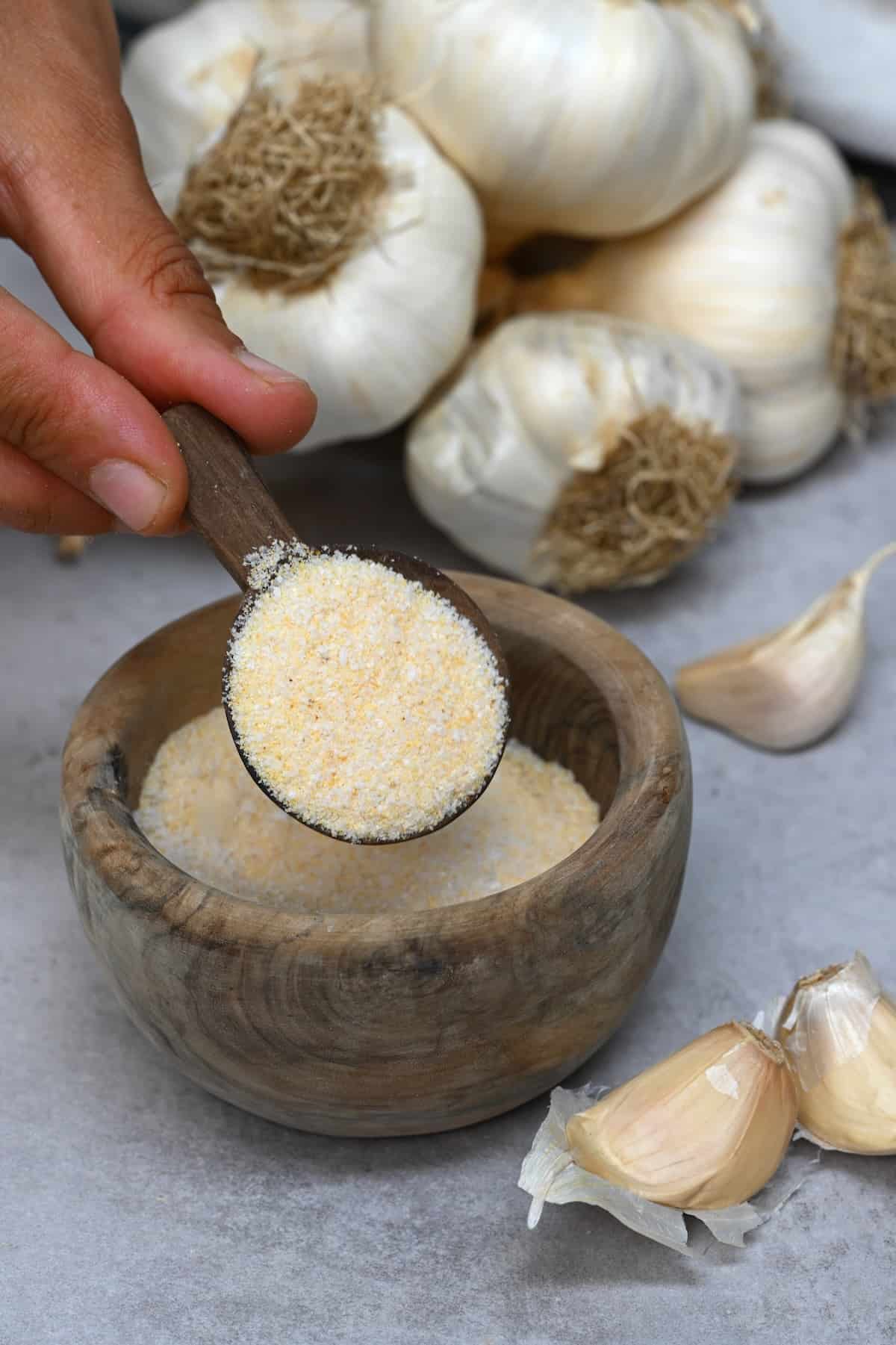 Mixing salt and garlic powder in a small bowl