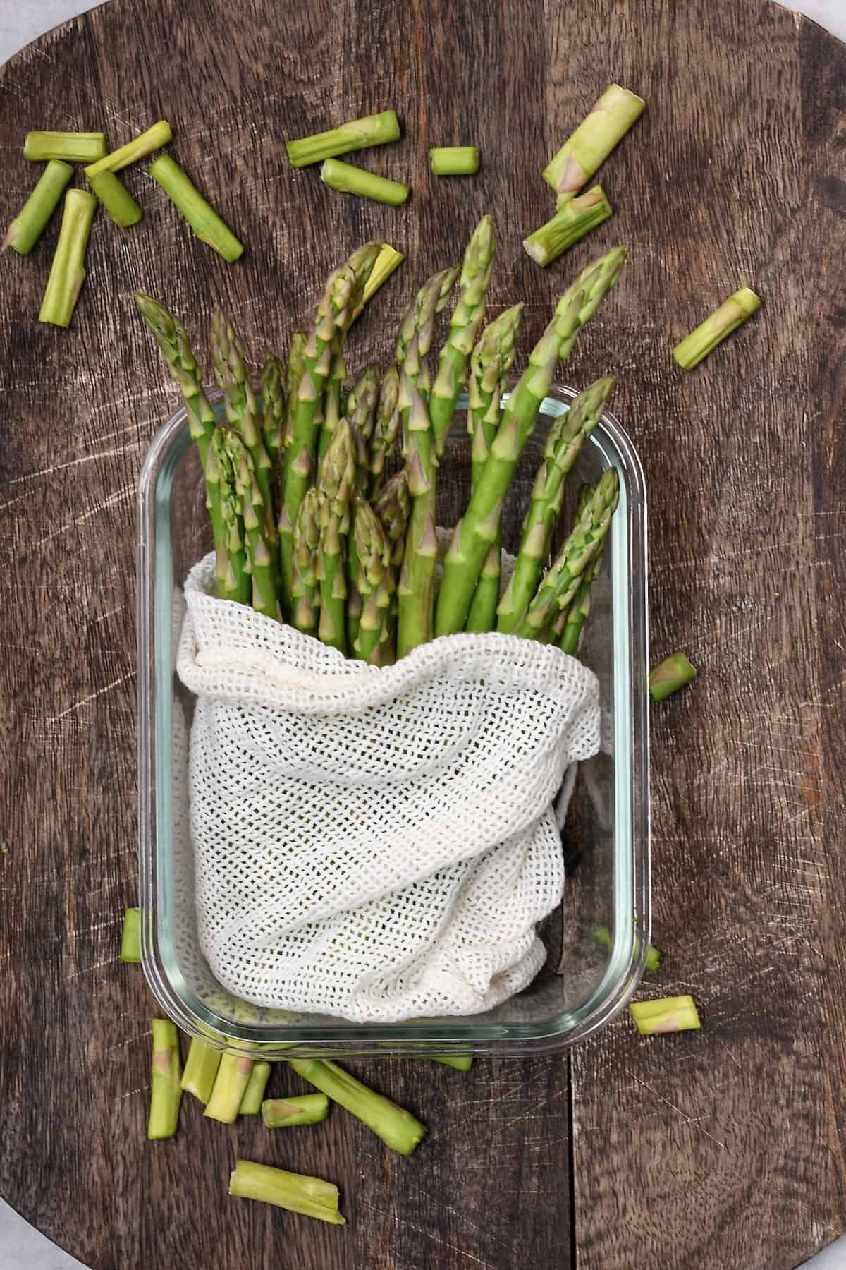 Storing asparagus in a cotton bag