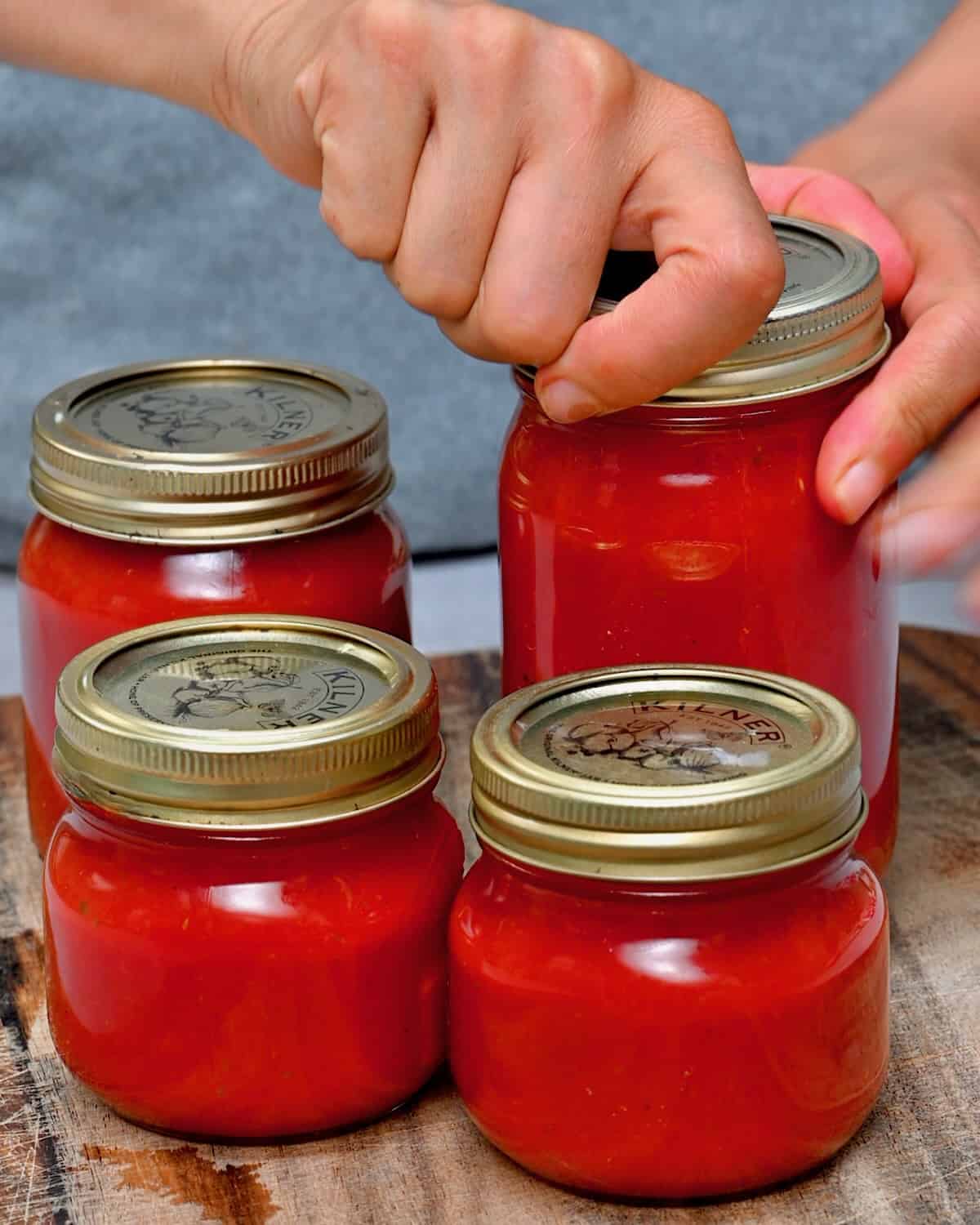 Closing a jar with homemade pizza sauce
