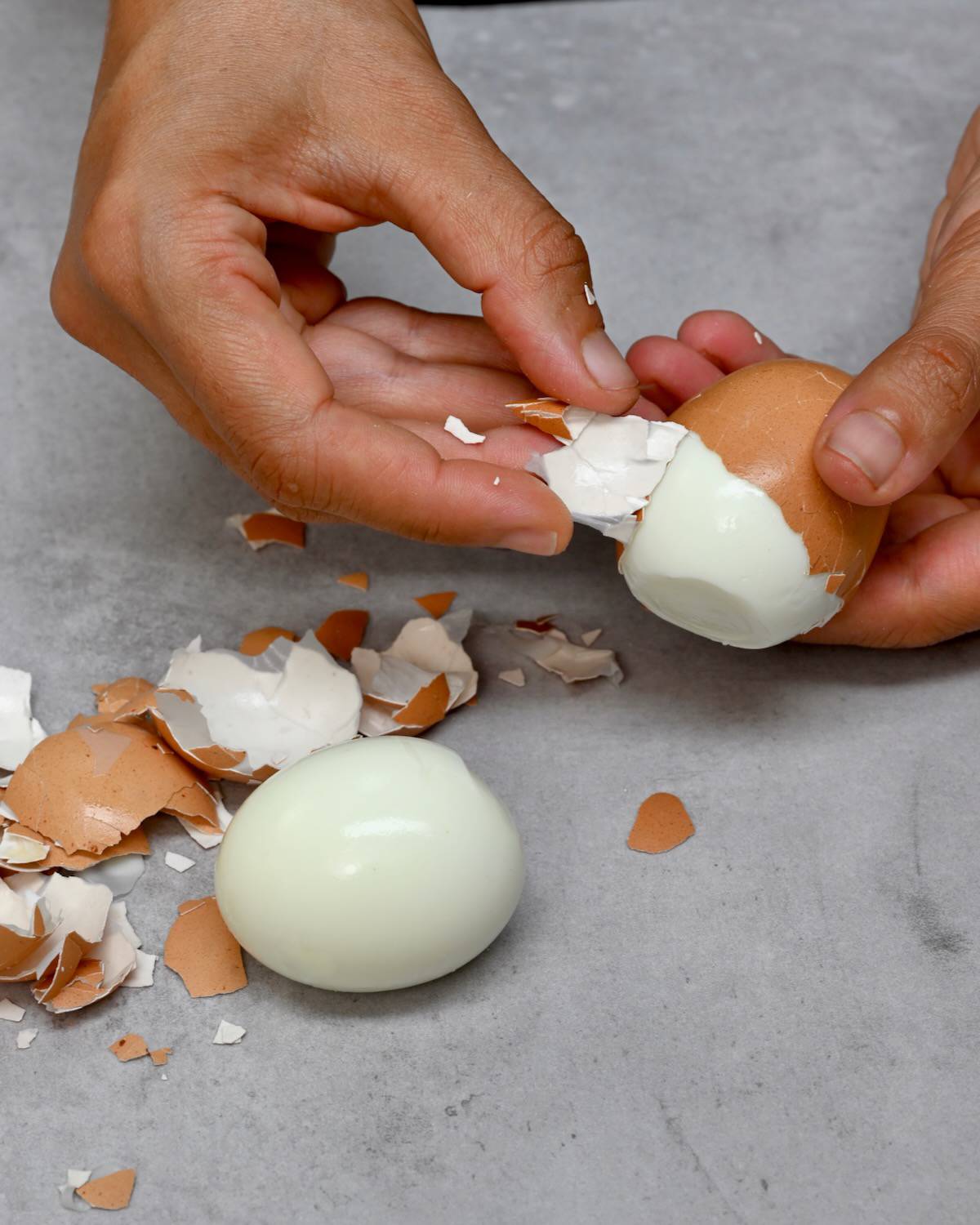 Peeling a hard-boiled egg