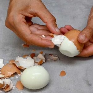 Peeling a hard-boiled egg
