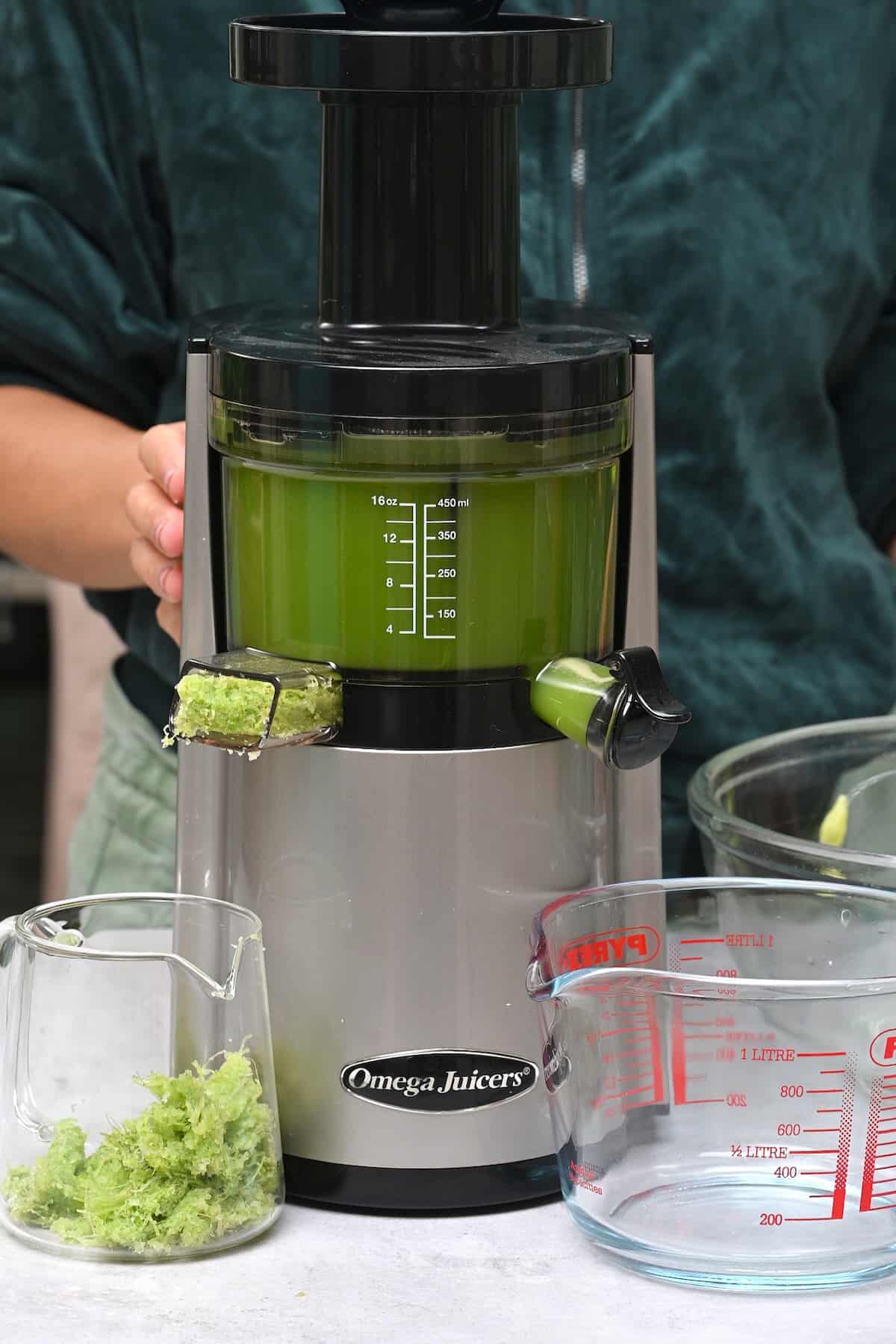Making celery juice in a juicer