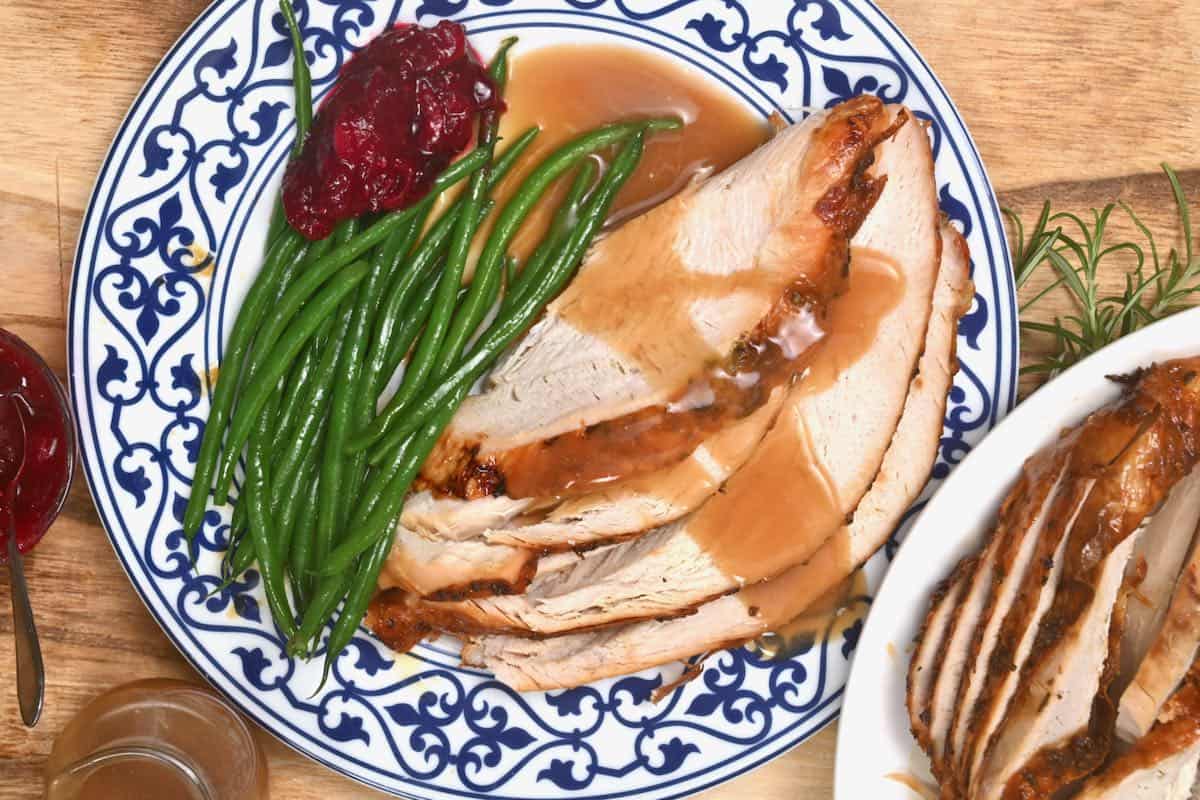A serving of turkey breast with green beans