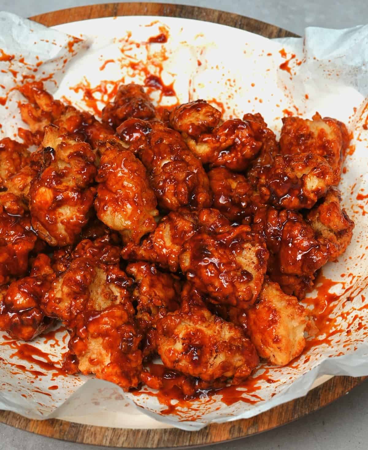 Fried chicken coated with chili sauce