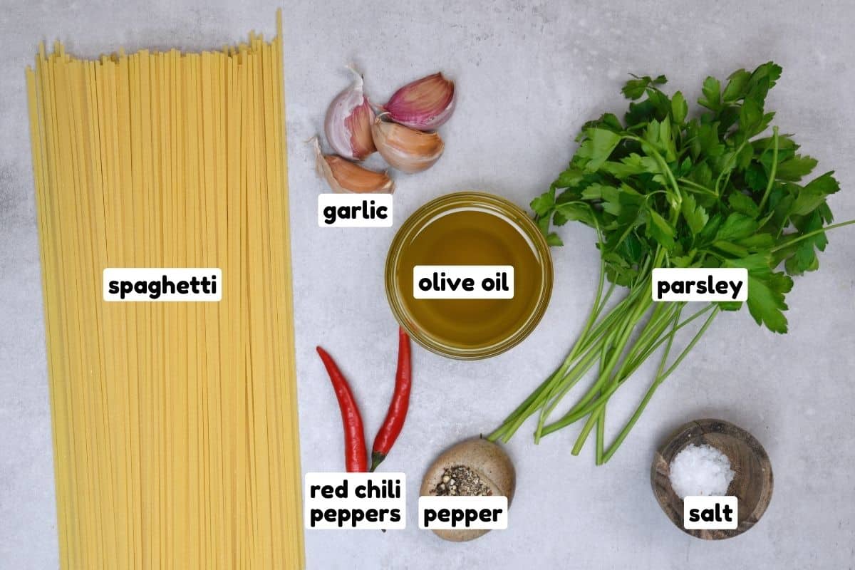 Ingredients for spaghetti aglio e olio