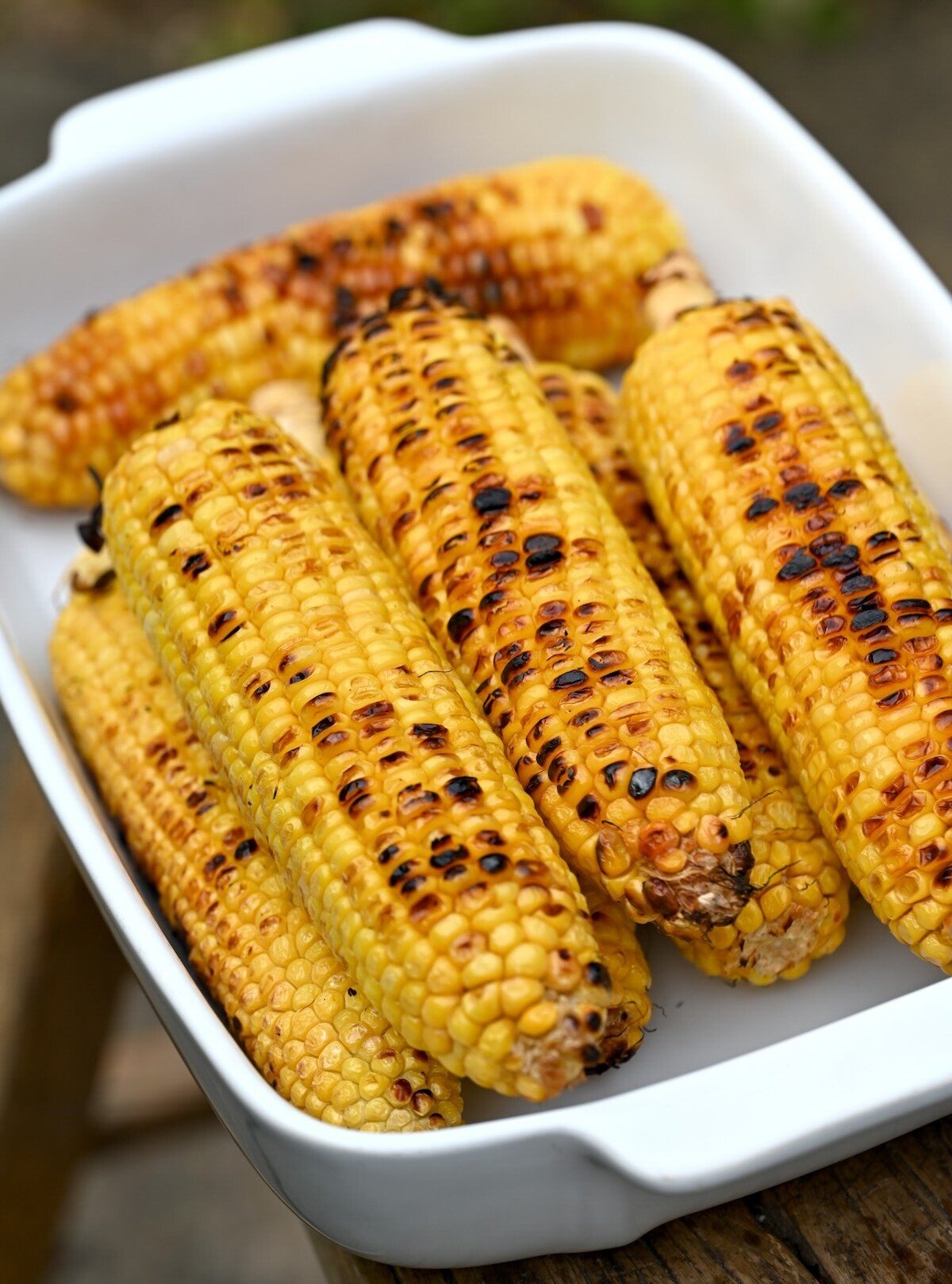 8 grilled corn on the cob in a white pan