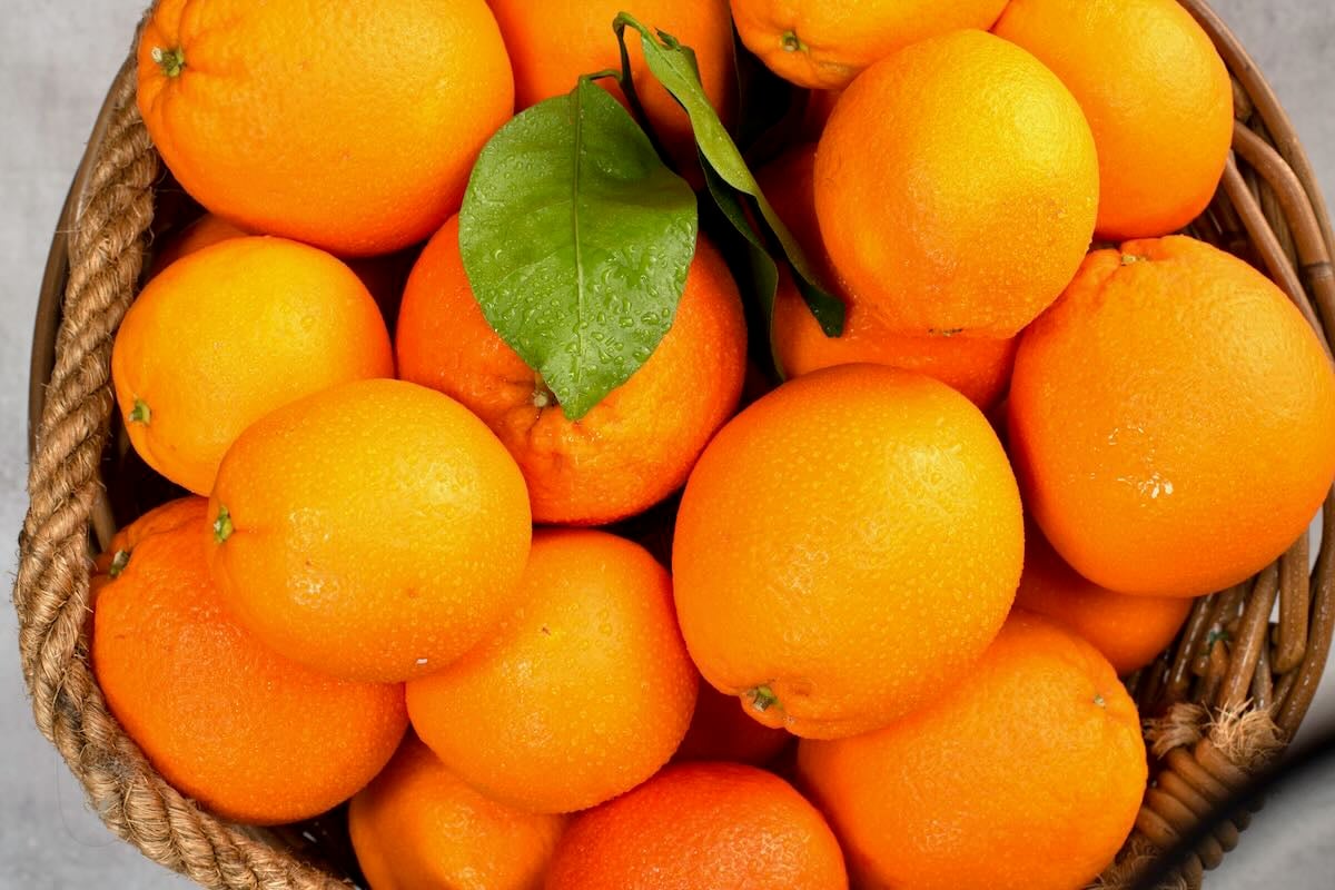 A basket with clean wet oranges.