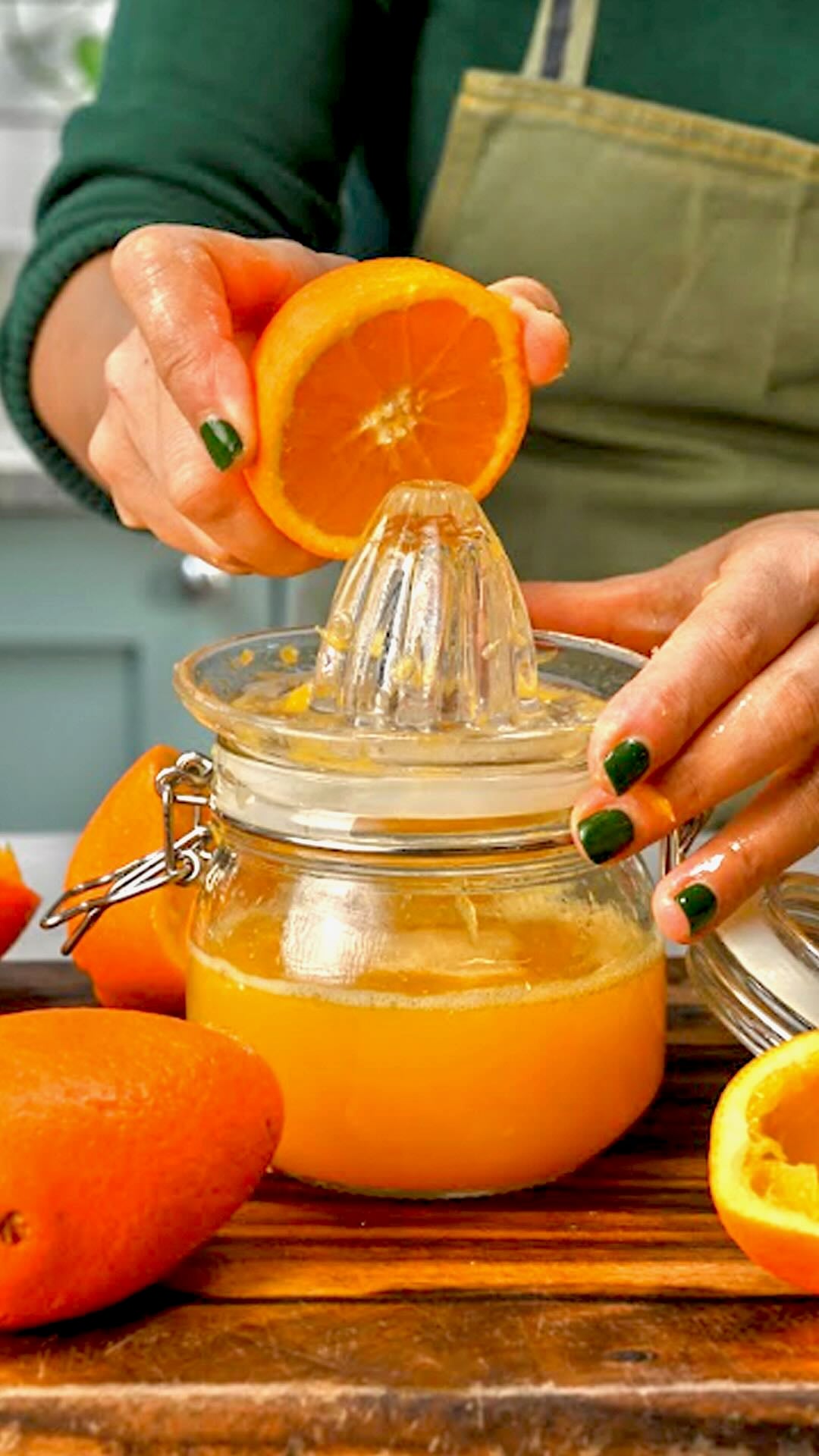 How to Make Orange Juice - Using a manual citrus juicer to make orange juice. Using a manual citrus juicer to make orange juice.