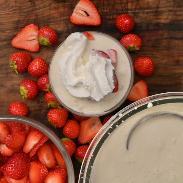 Decorating fresas con crema with some whipped cream.
