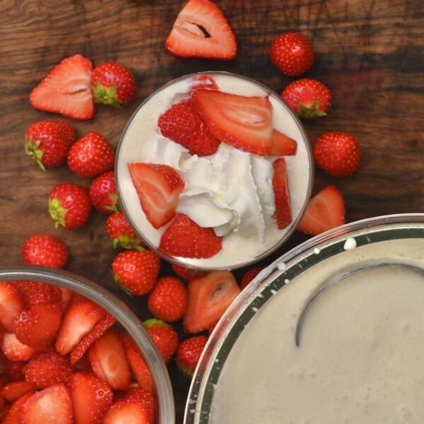 Fresas con crema topped with a few more strawberry slices.