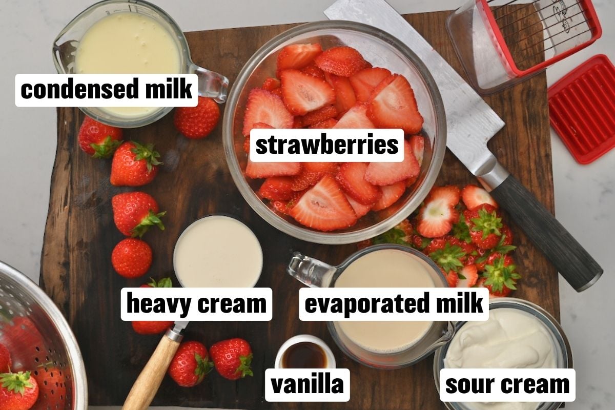 Ingredients needed to make fresas con crema.